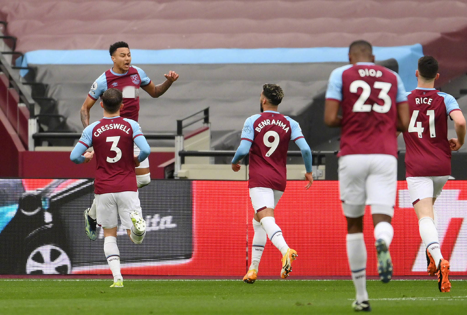 位显得略为 位显得略为